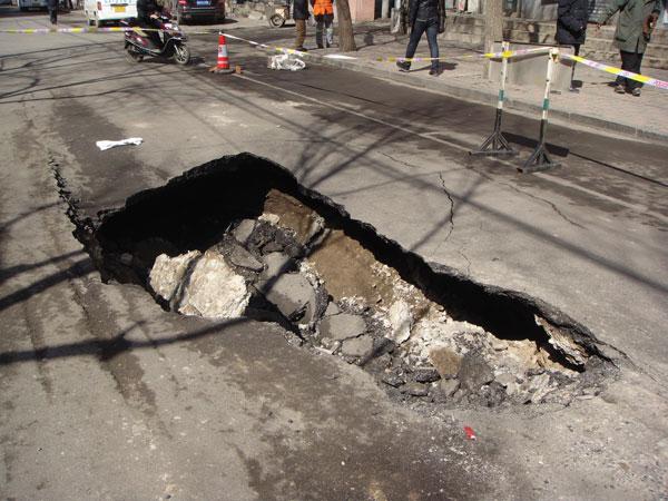 地下管道漏水造成地面塌陷到底是天灾还人祸呢？